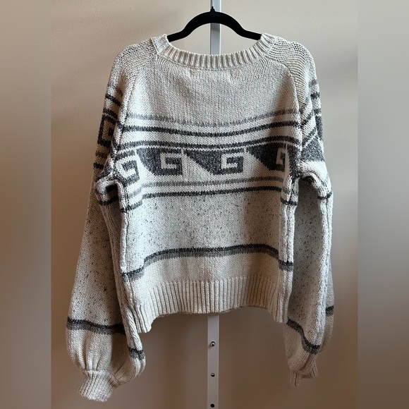 NEW Jen’s Pirate Beauty Dali Sweater 100% Polyester cream black gray pink - Picture 3 of 11